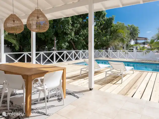Vue sur la terrasse de la piscine et la piscine privée